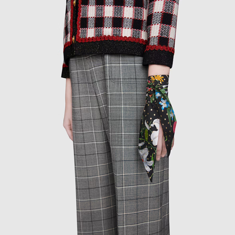 (Women) GUCCI Flora Black Star Print Silk Scarf for Women. 583481-3G001-1000 圖 4