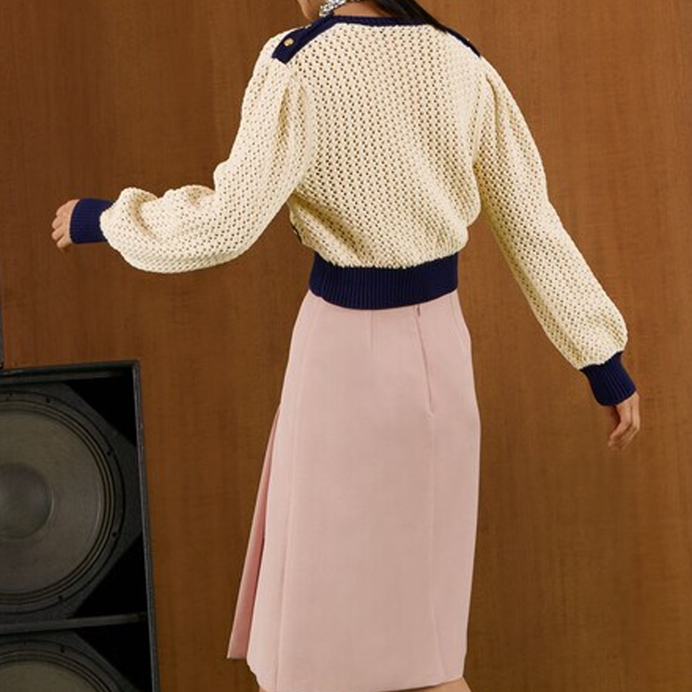 Shop (W) 구찌 FW22 아이보리 화이트 로고 자수 크루넥 스웻셔츠. 691593-XKCAM-9217