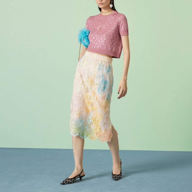 Lookbook (Women) GUCCI FW23  Diamond Letter Print Knit Pullover in Pearlescent Pink. 748886-XKDBL-6361