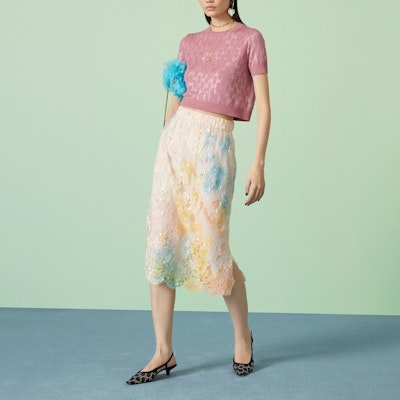 (Women) GUCCI FW23 Diamond Letter Print Knit Pullover in Pearlescent Pink. 748886-XKDBL-6361 Lookbook (Women) GUCCI FW23 Diamond Letter Print Knit Pullover in Pearlescent Pink. 748886-XKDBL-6361