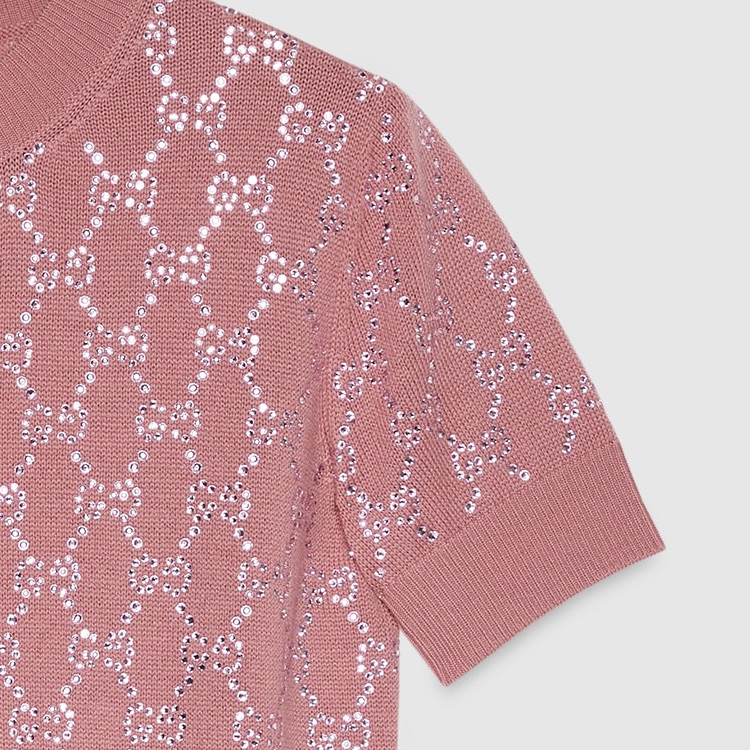 Sizing (Women) GUCCI FW23  Diamond Letter Print Knit Pullover in Pearlescent Pink. 748886-XKDBL-6361