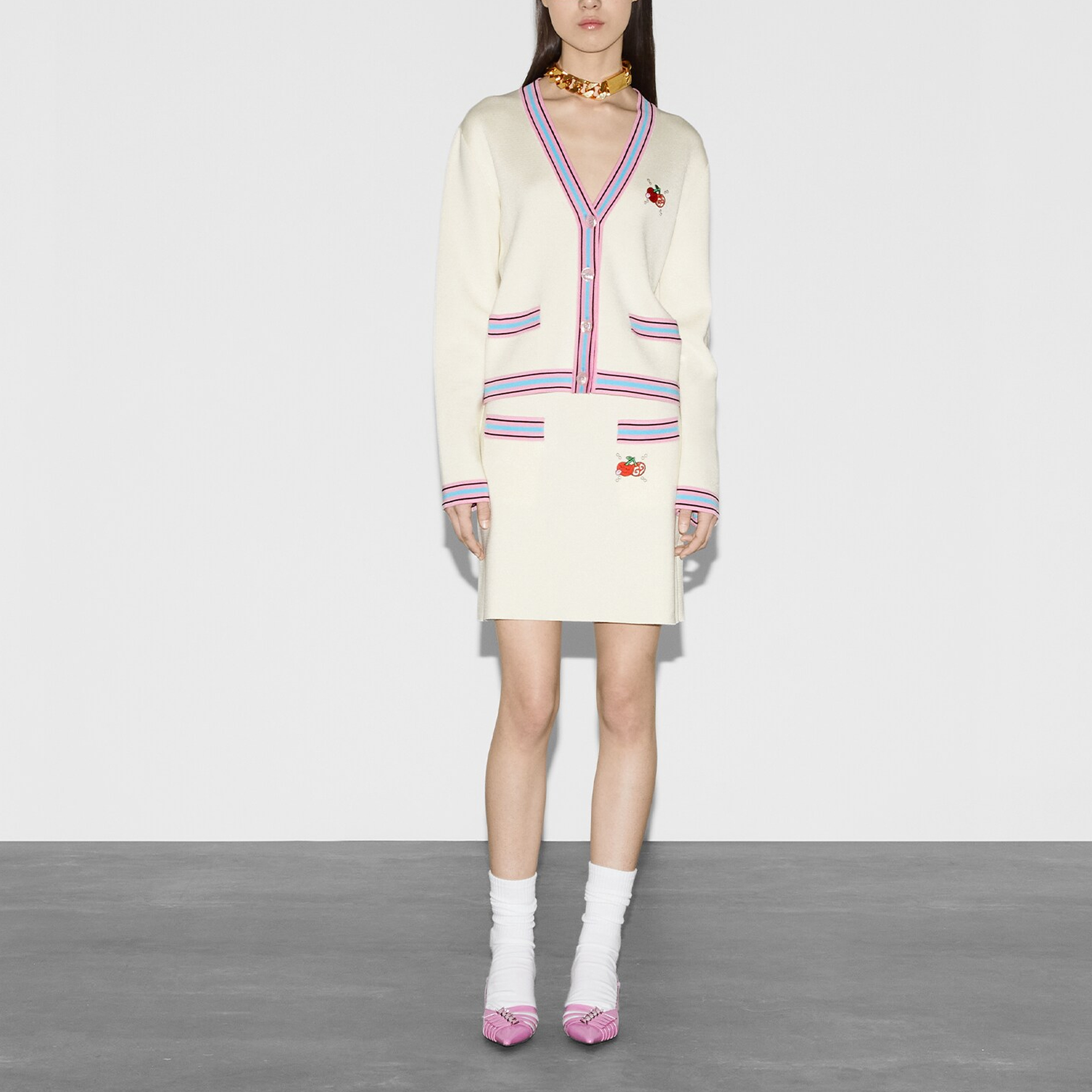 Lookbook (W) GUCCI FW24 象牙色條紋櫻桃刺繡V領針織開衫. 782253-XKD0H-9142