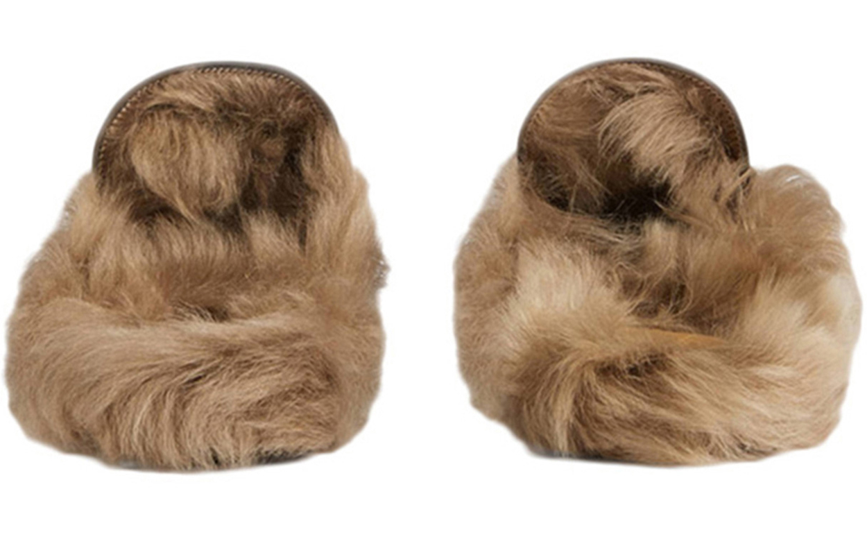 Shop グッチ 虎刺繍 レザーフラットシューズ (ブラック/裏起毛) 478285-DKHH0-1063