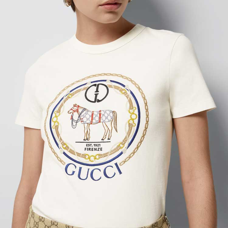 Lookbook (W) GUCCI Kaos Wanita Casual Lengan Pendek Bordir Logo Warna Putih Off-White. 748287-XJGDJ-9088