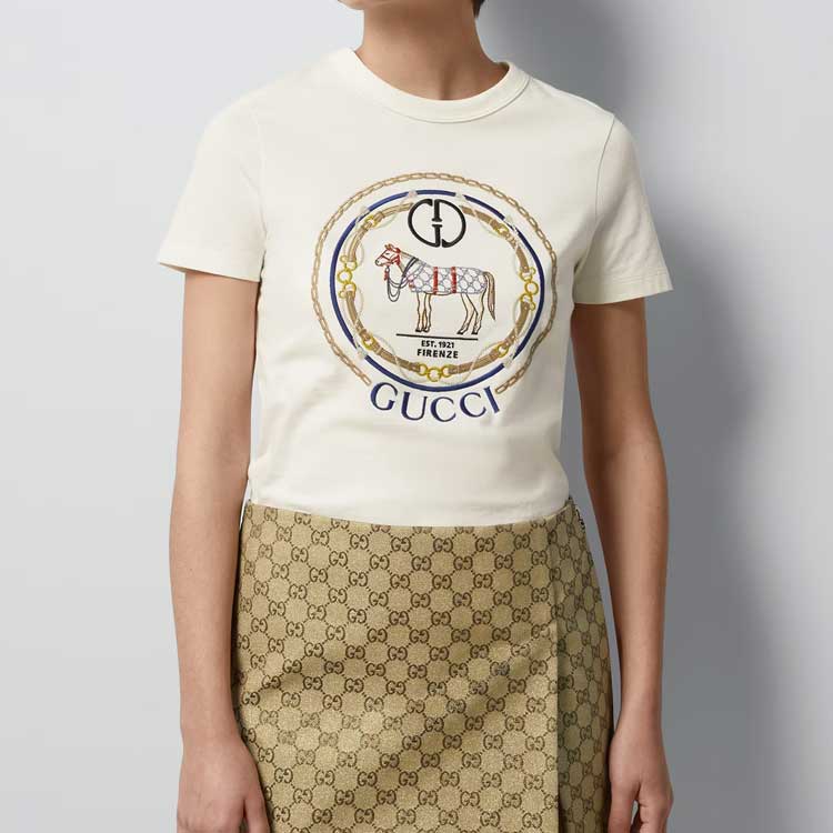 Shop (W) GUCCI Kaos Wanita Casual Lengan Pendek Bordir Logo Warna Putih Off-White. 748287-XJGDJ-9088