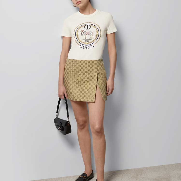 Details for (W) GUCCI Kaos Wanita Casual Lengan Pendek Bordir Logo Warna Putih Off-White. 748287-XJGDJ-9088