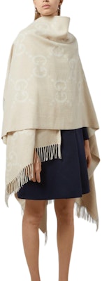 (W) 구찌 로고 자카드 프린지 케이프 카멜 컬러. 774308-4GABX-9877 Lookbook (W) 구찌 로고 자카드 프린지 케이프 카멜 컬러. 774308-4GABX-9877