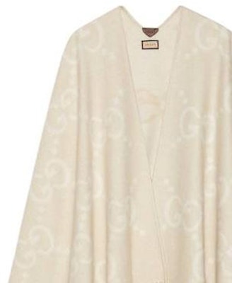 (W) 구찌 로고 자카드 프린지 케이프 카멜 컬러. 774308-4GABX-9877 Shop (W) 구찌 로고 자카드 프린지 케이프 카멜 컬러. 774308-4GABX-9877