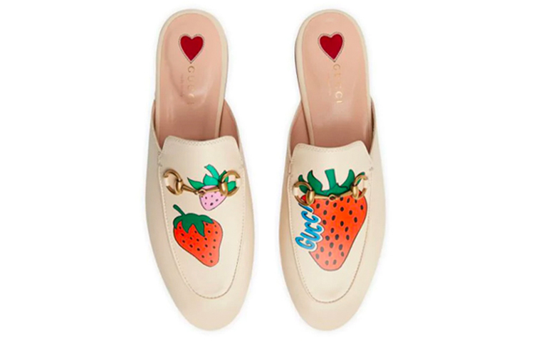Shop (W) Gucci Princetown Sandal Kulit Cetak Stroberi Putih 580082-1GN00-9531
