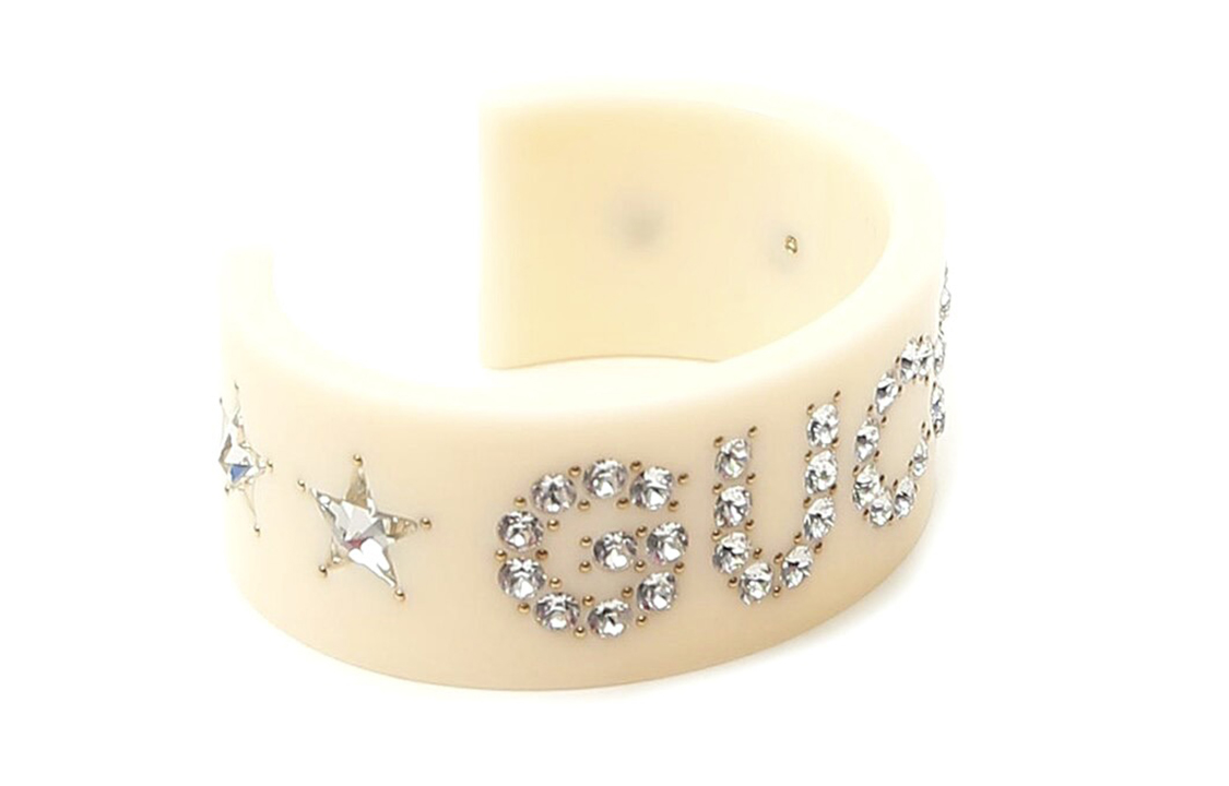 Lookbook (W) 구찌 여성용 레진 로고 조절 가능 팔찌 - 베이지. 627956-11290-8516