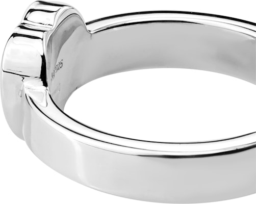 (W) Anillo GUCCI Plateado con Logo de Letras y Detalle de Corazón en Plata 925. 223867-J8400-8106 Lookbook (W) Anillo GUCCI Plateado con Logo de Letras y Detalle de Corazón en Plata 925. 223867-J8400-8106