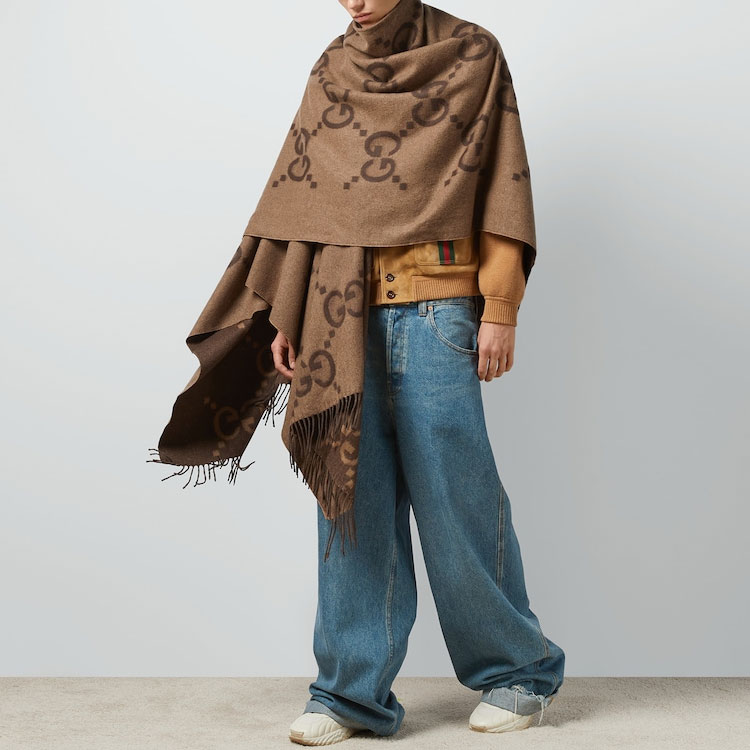 Lookbook (W) 구찌 SS24 오버사이즈 리버시블 로고 케이프 다크 브라운. 774308-4GABX-9764