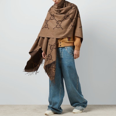 (W) 구찌 SS24 오버사이즈 리버시블 로고 케이프 다크 브라운. 774308-4GABX-9764 Lookbook (W) 구찌 SS24 오버사이즈 리버시블 로고 케이프 다크 브라운. 774308-4GABX-9764