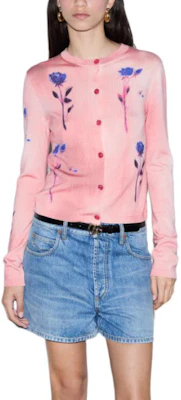 (Women) GUCCI SS24 Pink Floral Print Round-Neck Button-Up Knit Sweater. 782657-XKD0X-5581 Lookbook (Women) GUCCI SS24 Pink Floral Print Round-Neck Button-Up Knit Sweater. 782657-XKD0X-5581