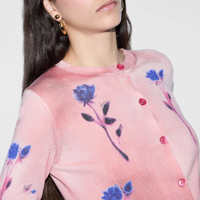 (Women) GUCCI SS24 Pink Floral Print Round-Neck Button-Up Knit Sweater. 782657-XKD0X-5581 Sizing (Women) GUCCI SS24 Pink Floral Print Round-Neck Button-Up Knit Sweater. 782657-XKD0X-5581