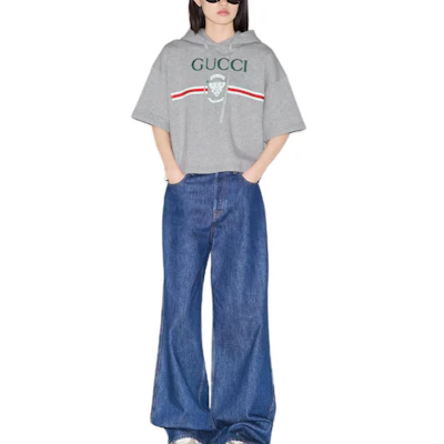 (W) Gucci SS25 Abu-Abu Logo Kaos Lengan Pendek 815988-XJG5F-1056 Lookbook (W) Gucci SS25 Abu-Abu Logo Kaos Lengan Pendek 815988-XJG5F-1056