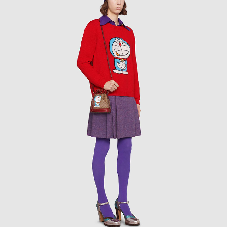 Lookbook (W) GUCCI x Doraemon Sweater Merah Kartun Longgar Wanita. 655654-XKBVW-6076