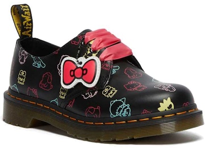 Hello Kitty 和朋友們 x Dr.Martens/馬汀博士 1461 聯名款 卡通滿印塗鴉 3孔休閒平底鞋 女款 黑色 Lookbook Hello Kitty 和朋友們 x Dr.Martens/馬汀博士 1461 聯名款 卡通滿印塗鴉 3孔休閒平底鞋 女款 黑色