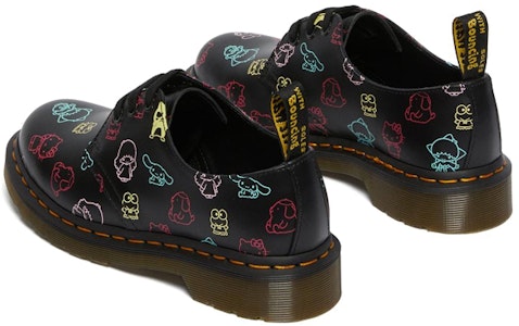 Hello Kitty 和朋友們 x Dr.Martens/馬汀博士 1461 聯名款 卡通滿印塗鴉 3孔休閒平底鞋 女款 黑色 Purchase Hello Kitty 和朋友們 x Dr.Martens/馬汀博士 1461 聯名款 卡通滿印塗鴉 3孔休閒平底鞋 女款 黑色