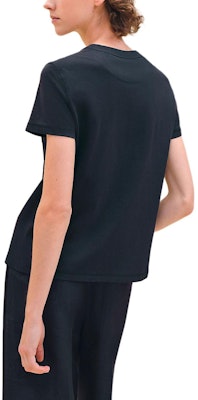 (W) HERMES Hitam Biru Logo Sulam Crewneck T-Shirt Poket H4E4615DA5H Lookbook (W) HERMES Hitam Biru Logo Sulam Crewneck T-Shirt Poket H4E4615DA5H