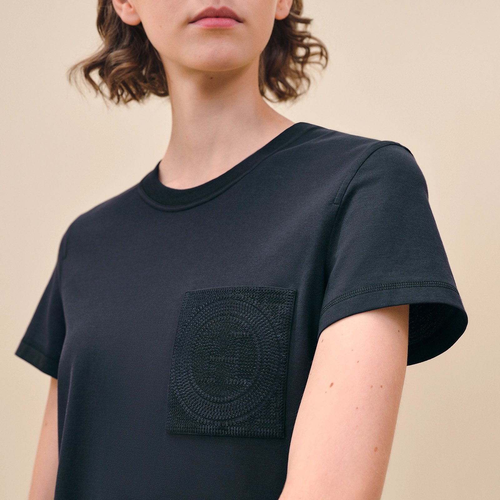 Shop (W) HERMES Hitam Biru Logo Sulam Crewneck T-Shirt Poket H4E4615DA5H