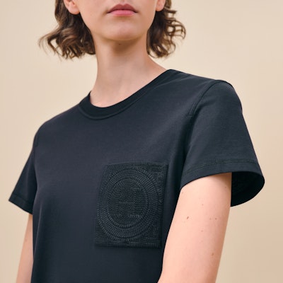 (W) HERMES Hitam Biru Logo Sulam Crewneck T-Shirt Poket H4E4615DA5H Shop (W) HERMES Hitam Biru Logo Sulam Crewneck T-Shirt Poket H4E4615DA5H