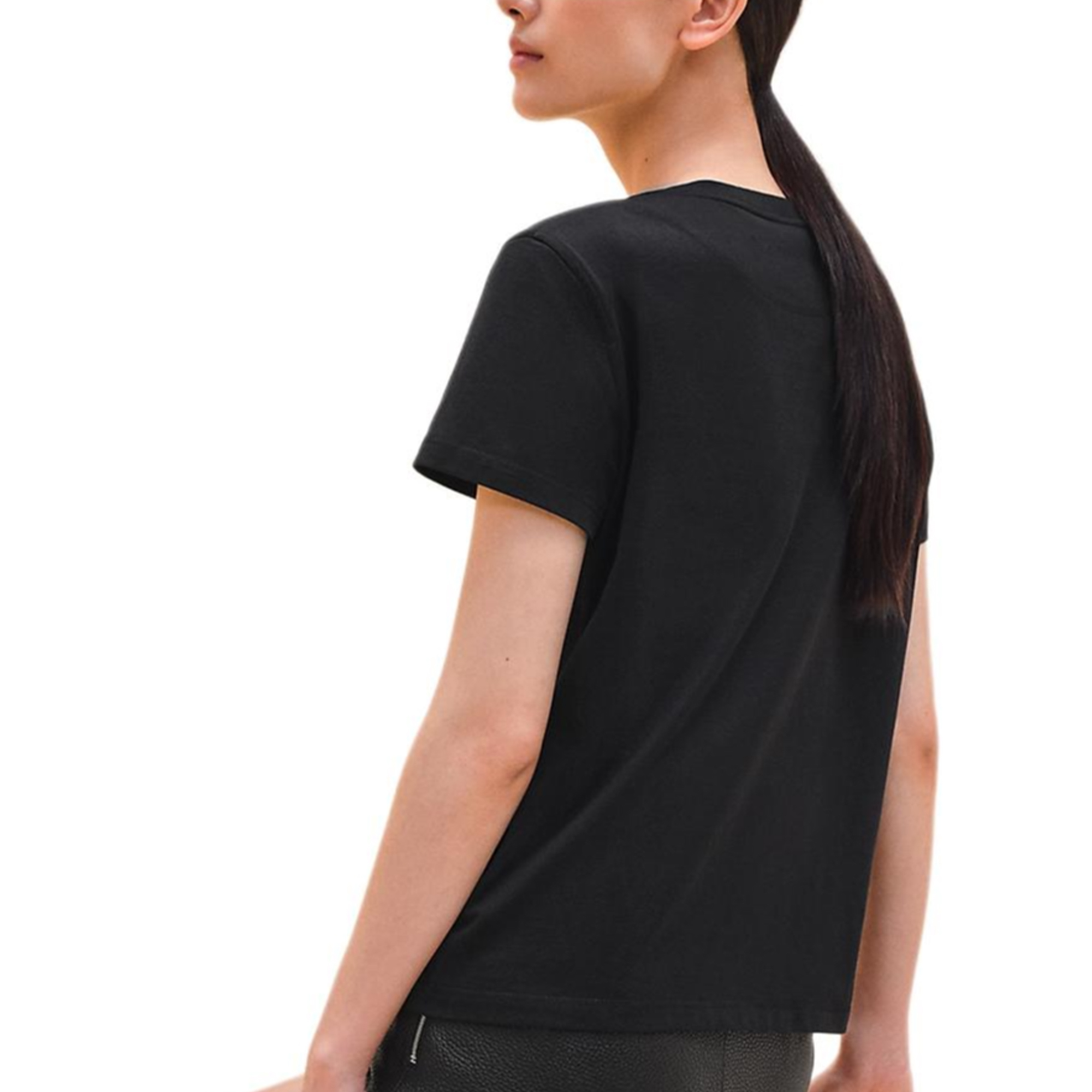 Lookbook (W) Camiseta HERMES Negra Bordada con Bolsillo y Cuello Redondo de Manga Corta. H4H4615DA0236