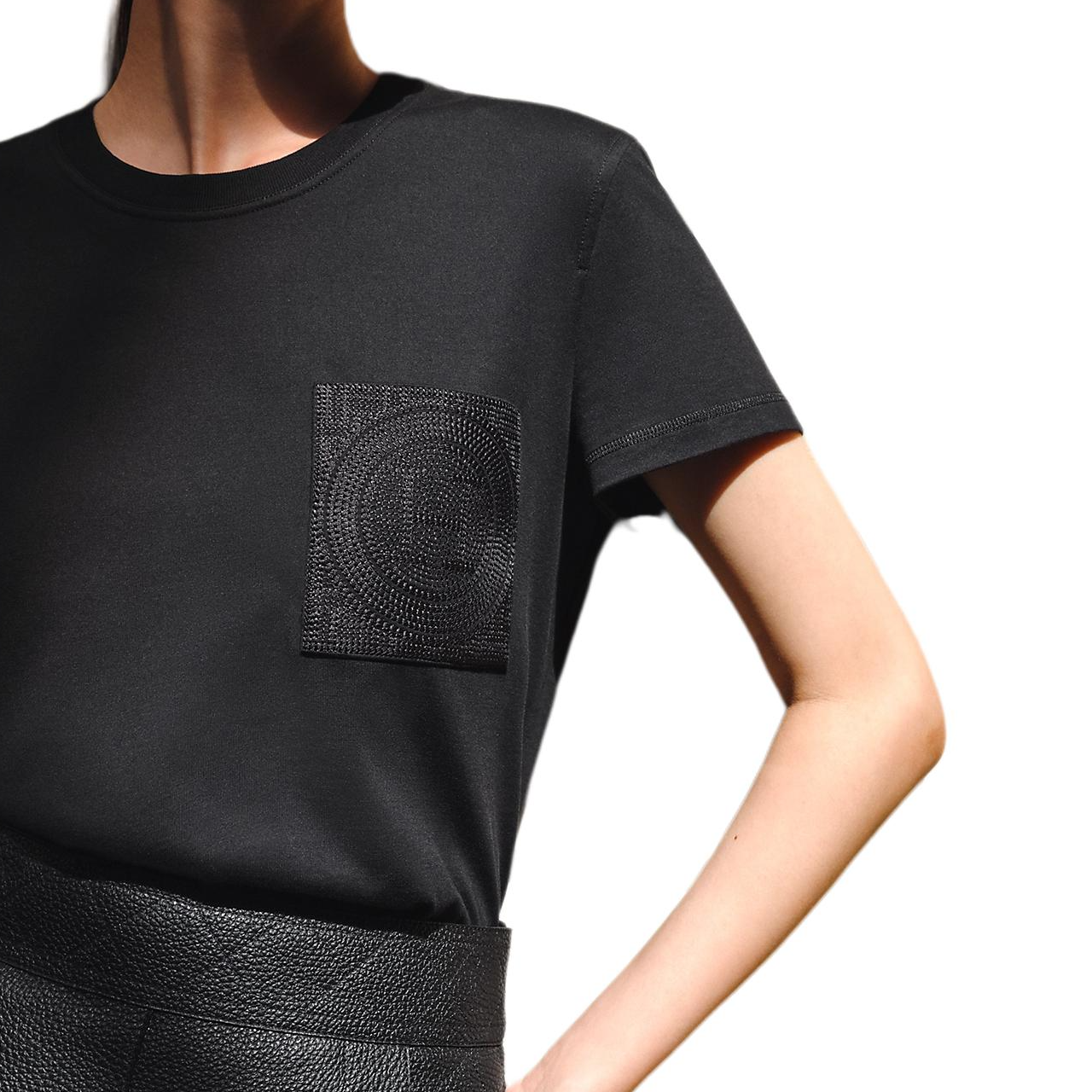 Shop (W) Camiseta HERMES Negra Bordada con Bolsillo y Cuello Redondo de Manga Corta. H4H4615DA0236