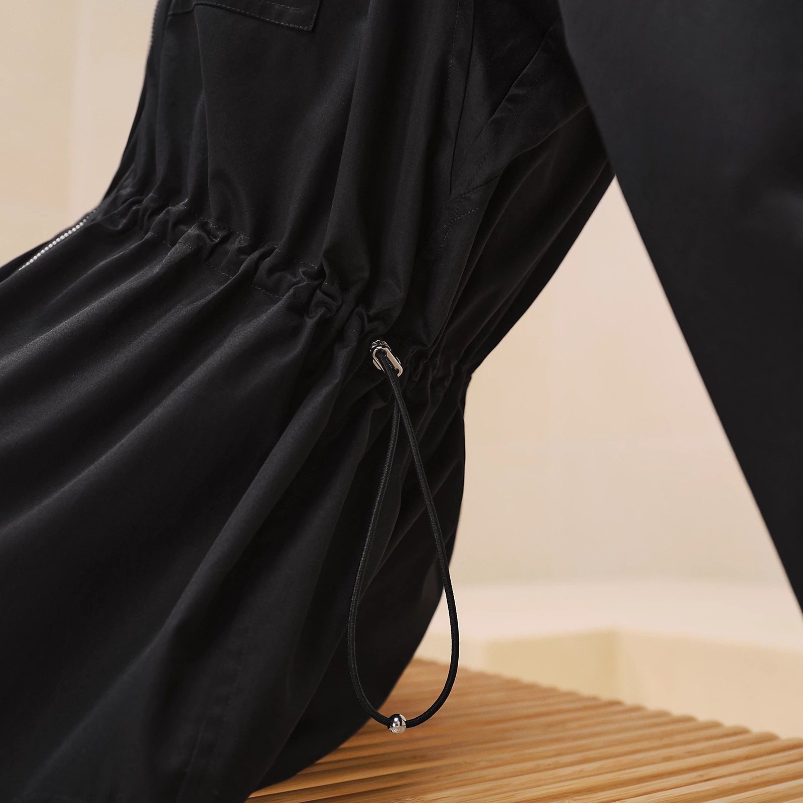 Purchase (W) HERMES Baju Lengan Panjang Hitam dengan Tali Pinggang & Zip FW24 H4H0638DV02