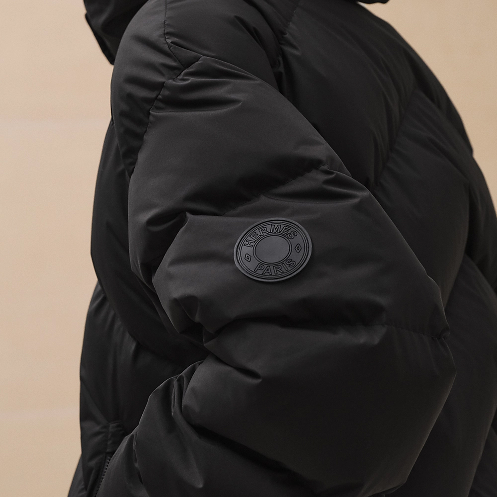 Purchase (W) HERMES Jaket Pendek Hitam Berzip dengan Reka Bentuk Warna Solid. H4H0178DR02