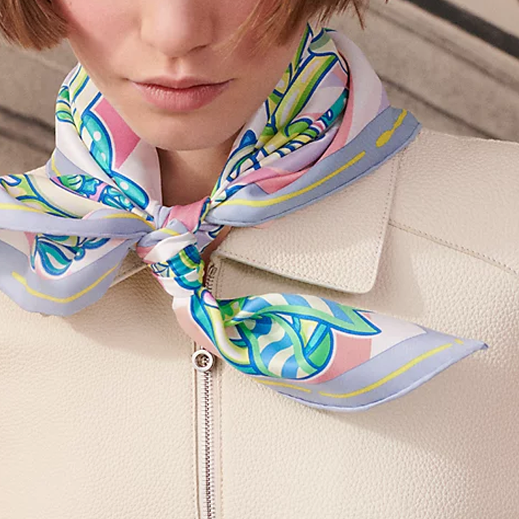 Lookbook (W) HERMES Syal Sutra Hijau Neon dengan Motif Permen. H984151Sv05