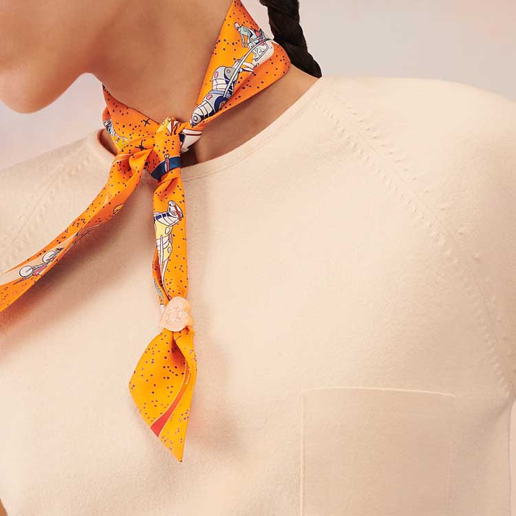 Lookbook (W) 에르메스 오렌지 실크 스카프 - 세련된, 부드러운, 편안한 캐주얼 스타일. H063573S 03