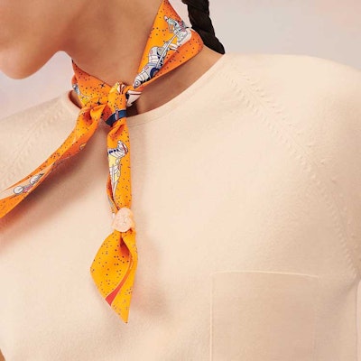 (W) 에르메스 오렌지 실크 스카프 - 세련된, 부드러운, 편안한 캐주얼 스타일. H063573S 03 Lookbook (W) 에르메스 오렌지 실크 스카프 - 세련된, 부드러운, 편안한 캐주얼 스타일. H063573S 03