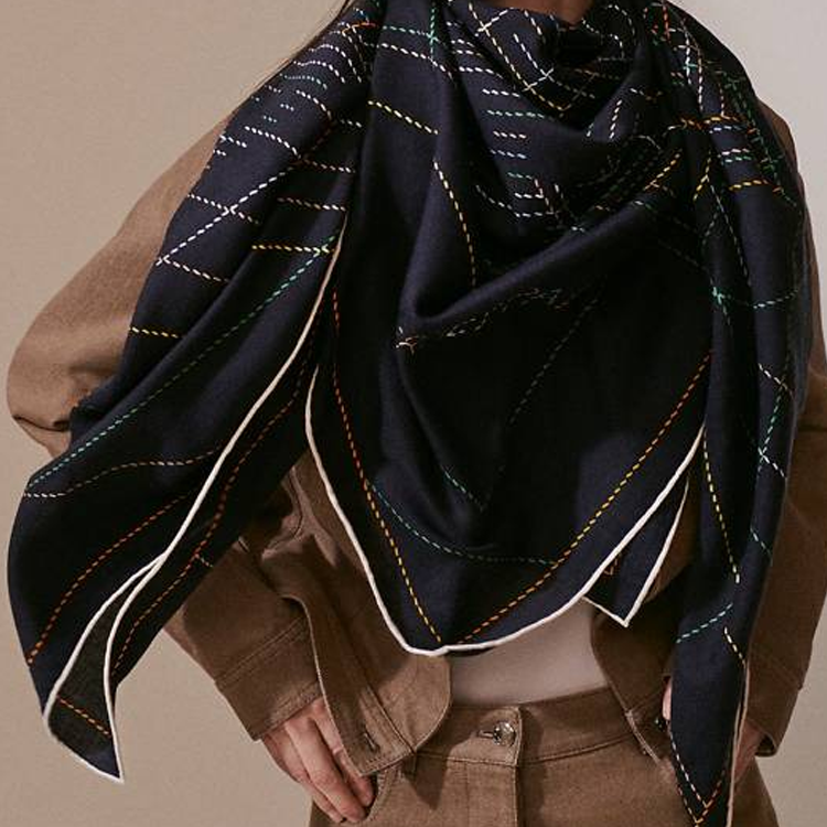 Shop (W) HERMES Bufanda de Lana con Estampado - Negra H242500SF02