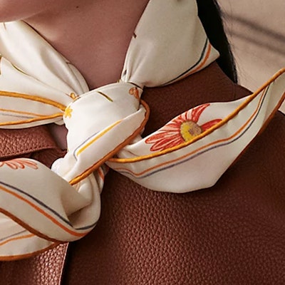 (W) HERMES 絹絲圍巾奶油色花卉字母印花設計 H984167Sv07 Shop (W) HERMES 絹絲圍巾奶油色花卉字母印花設計 H984167Sv07
