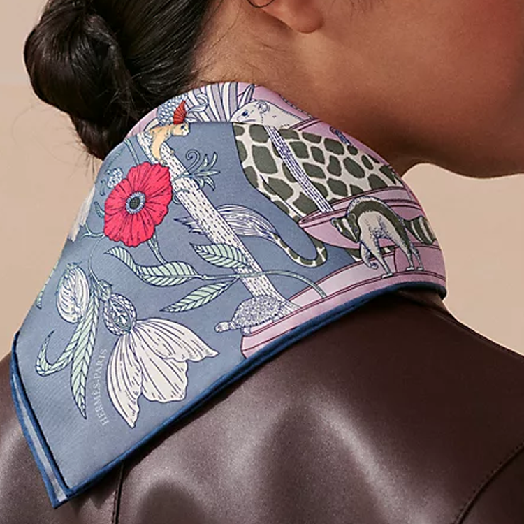 Lookbook (W) HERMES Selendang Sutera Kelabu Biru dengan Reka Bentuk Bunga Botani. H894174Sv04