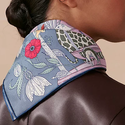 (W) HERMES Selendang Sutera Kelabu Biru dengan Reka Bentuk Bunga Botani. H894174Sv04 Lookbook (W) HERMES Selendang Sutera Kelabu Biru dengan Reka Bentuk Bunga Botani. H894174Sv04