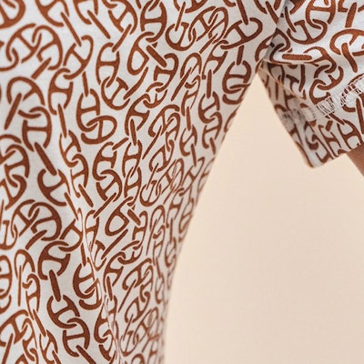 (W) HERMÈS Camiseta Marrón Slim Fit de Manga Corta con Estampado Gráfico. H4E4620DB1W Shop (W) HERMÈS Camiseta Marrón Slim Fit de Manga Corta con Estampado Gráfico. H4E4620DB1W