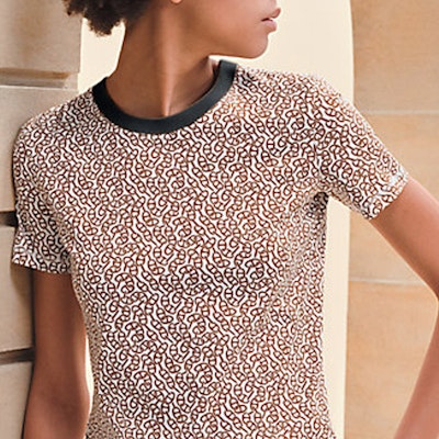 (W) HERMÈS Camiseta Marrón Slim Fit de Manga Corta con Estampado Gráfico. H4E4620DB1W Purchase (W) HERMÈS Camiseta Marrón Slim Fit de Manga Corta con Estampado Gráfico. H4E4620DB1W