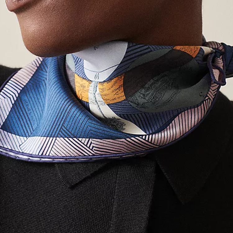 (Women) HERMES  Twill Silk Scarf Navy Blue Bus and Lady Design. H893173S01 圖 3