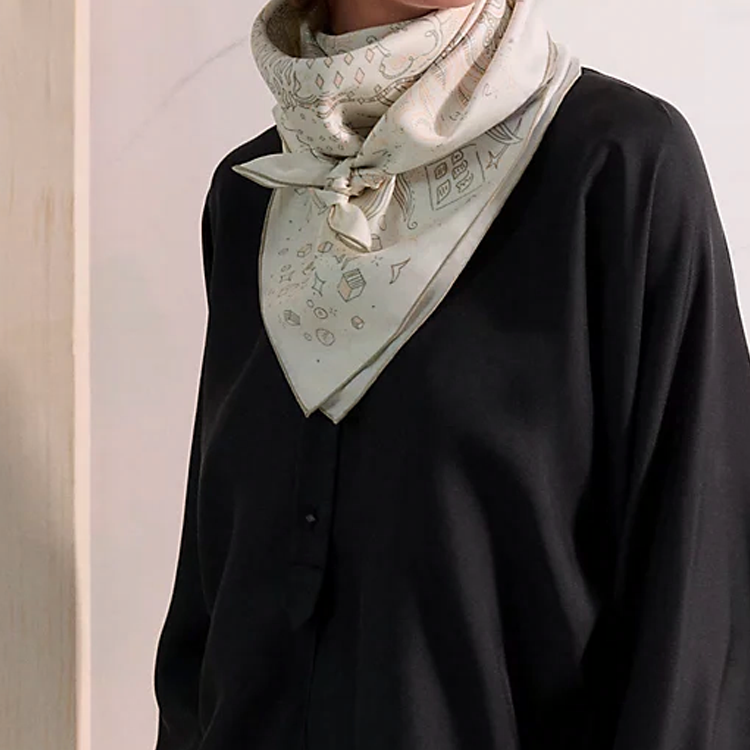 (Women) HERMES  White Silk Scarf with Irregular Decorative Pattern Design. H004187S11 圖 4