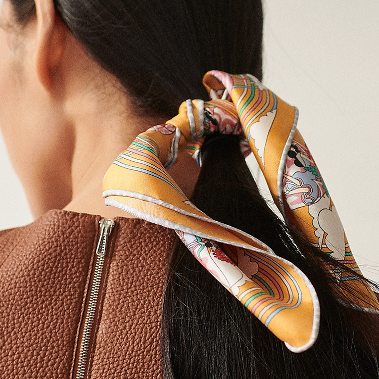 (Women) HERMES Carres Volants Printed Silk Scarf  Yellow H893849Sv10 圖 3