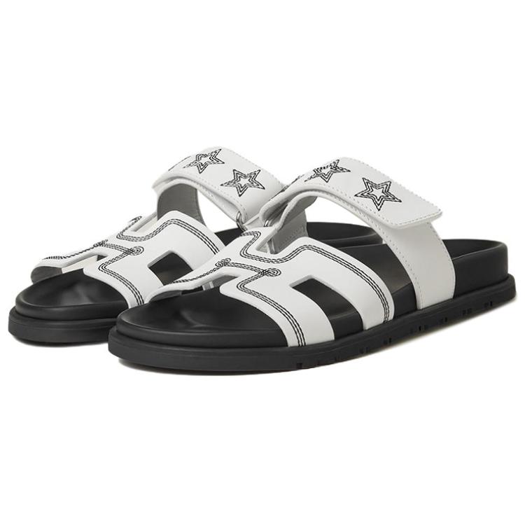 Shop HERMES愛馬仕 Chypre 皮革 刺繡 露趾 机能 一字拖鞋 女款 白色