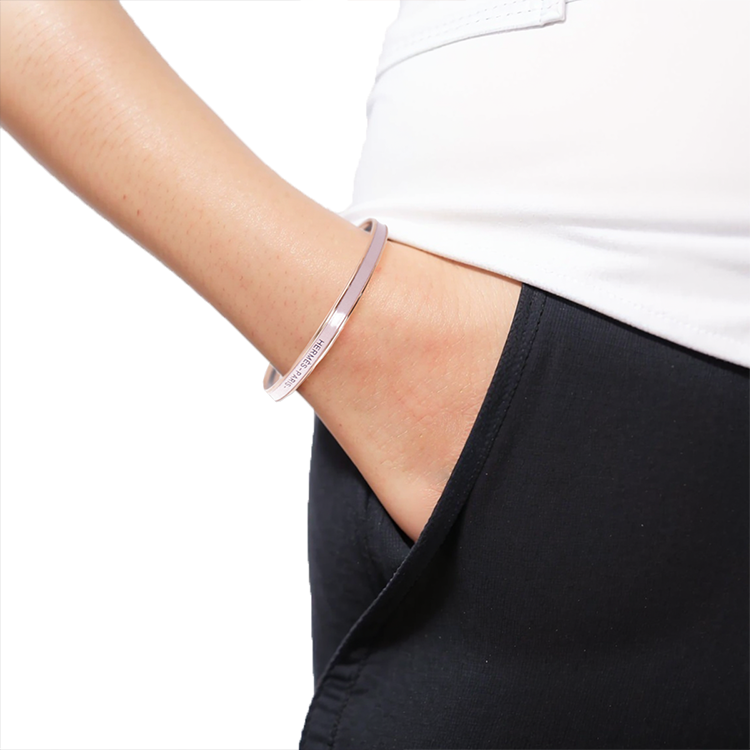 Lookbook (W) HERMES Gelang Enamel Logo Huruf Emas Aksesoris. H240001F 1Z65