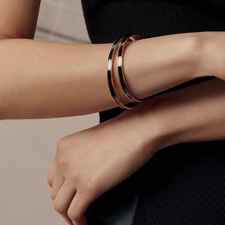 Lookbook (W) 에르메스 로고 각인 로즈 골드 도금 체스트넛 브레이슬릿 H240001FO64