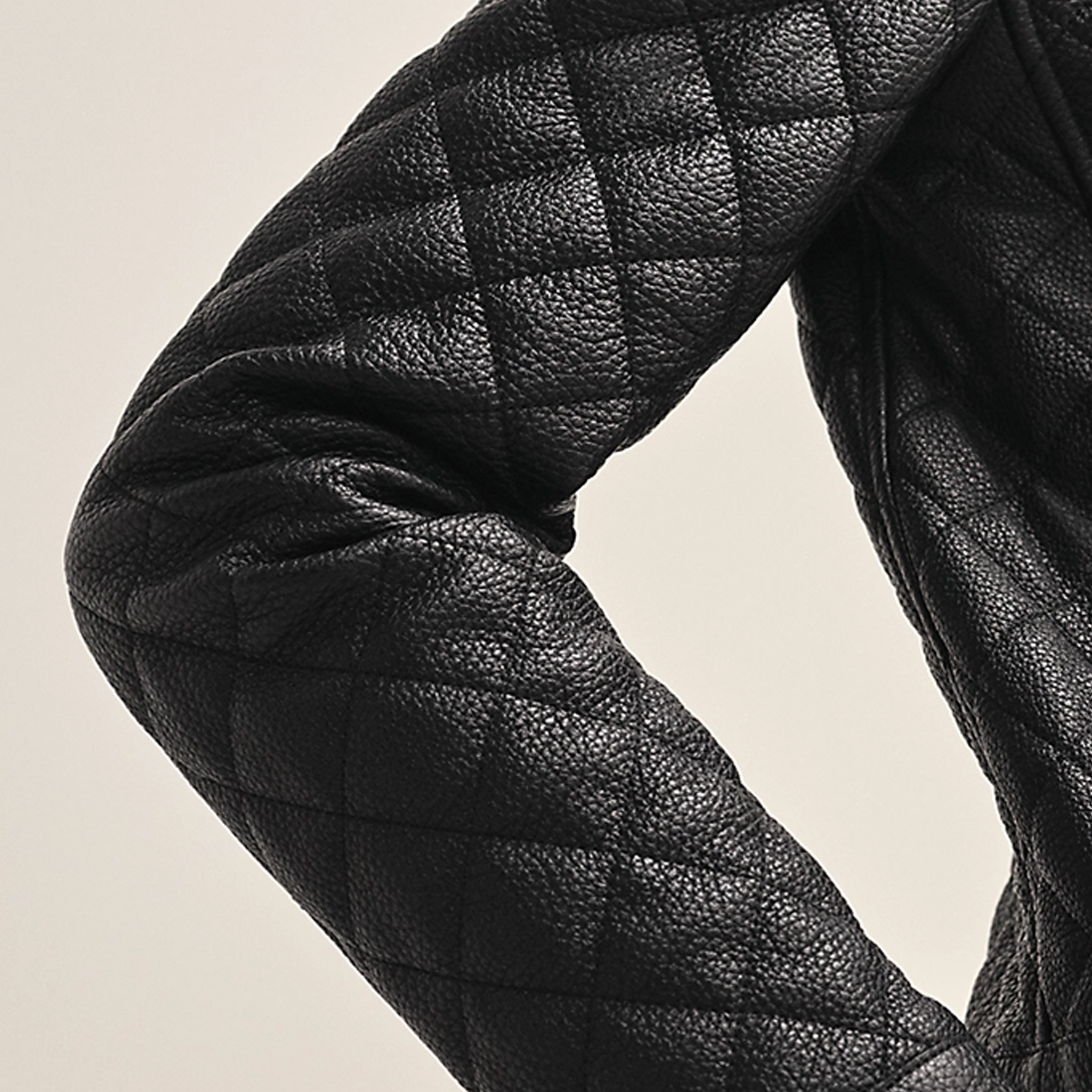 Purchase (Women) HERMES FW23  Black Leather Jacket with Stand Collar Long Sleeves. H3H1207D102