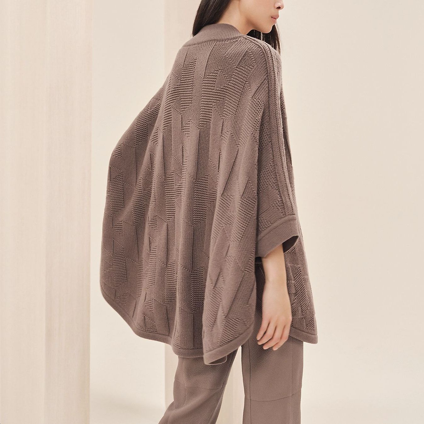 Lookbook (W) 에르메스 FW23 솔리드 컬러 캐주얼 브이넥 판초 여성용 엘리펀트 그레이. H3H2602D4DK