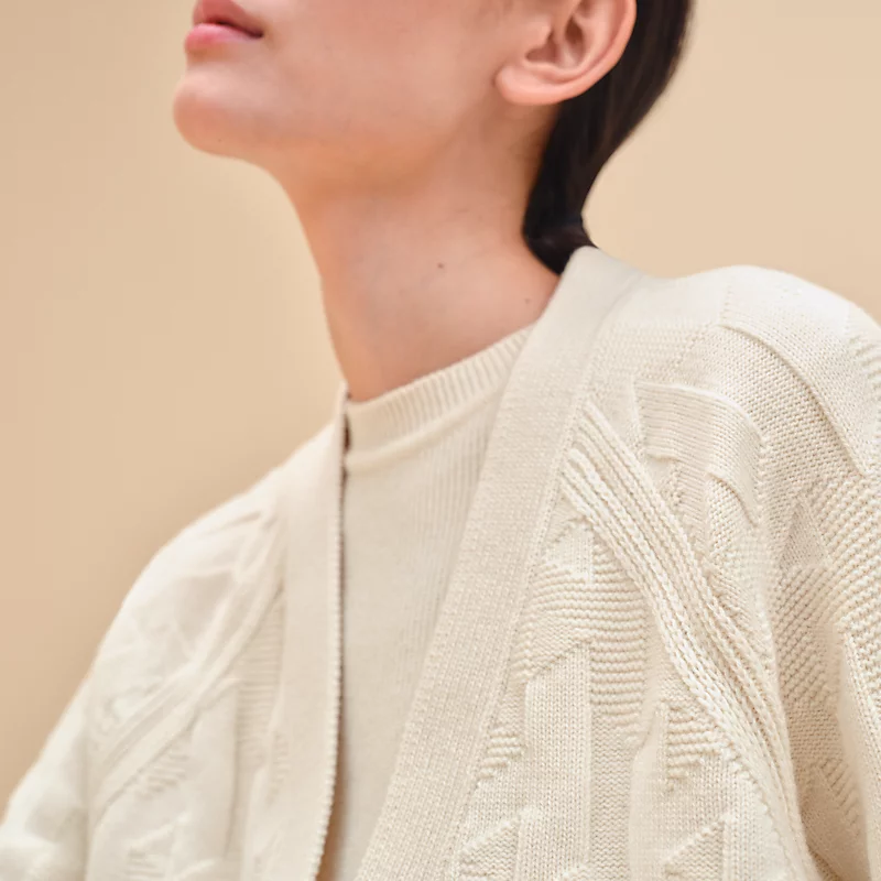 Shop (W) 爱马仕 FW24 米色纯色V领单排扣针织开衫. H4H2706D3A3