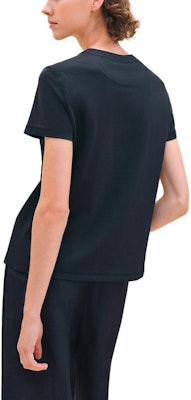 (W) HERMES FW24 Baju T Hitam Biru Logo Sulam Poket Berjenama H4H4615DA5H Lookbook (W) HERMES FW24 Baju T Hitam Biru Logo Sulam Poket Berjenama H4H4615DA5H