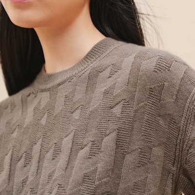 (Women) HERMES FW24 Grey Short-Sleeve Knit Sweater with Letter Pattern. H4H2621D3DK Shop (Women) HERMES FW24 Grey Short-Sleeve Knit Sweater with Letter Pattern. H4H2621D3DK